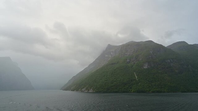Fjordlandschaft im Sommer mit Wolken am Himmel, Geirangerfjord, Geiranger, Stranda, Romsdal, Norwegen, Europa