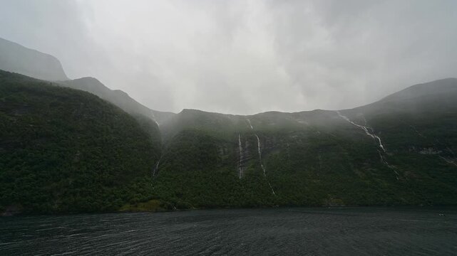 Fjordlandschaft im Sommer mit Wolken am Himmel, Geirangerfjord, Geiranger, Stranda, Romsdal, Norwegen, Europa