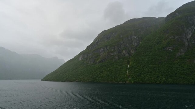 Fjordlandschaft im Sommer mit Wolken am Himmel, Geirangerfjord, Geiranger, Stranda, Romsdal, Norwegen, Europa