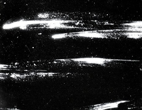 Rastros luminosos de meteoros brilhantes riscando o c&eacute;u noturno escuro em longa exposi&ccedil;&atilde;o de astrofotografia.