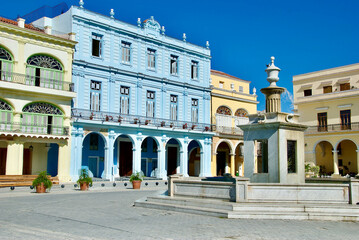 Obraz premium Plaza de Armas Water Fountain and Colourful Colonial Buildings Old Havana Historic Centre Cuba