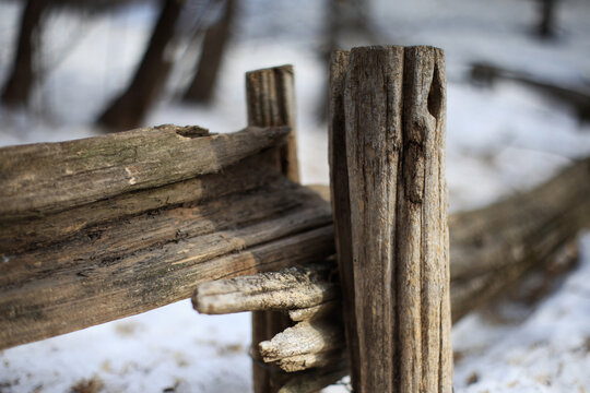 d&eacute;tail d'une vieille cl&ocirc;ture en bois en hiver, Qu&eacute;bec, Canada