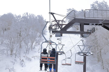 霧氷の蔵王温泉スキー場ペアリフト