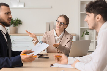 Obraz premium Female business mediator working with clients at table in office