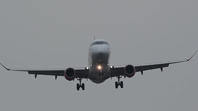 県営名古屋空港に着陸進入するエンブラエル175 (愛知県春日井市, 2026年2月）