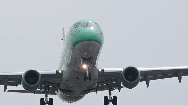 県営名古屋空港に着陸進入するエンブラエル175 (愛知県春日井市, 2026年2月）