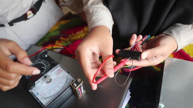 Measuring DC electrical power with an analog multimeter