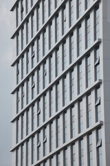 Obraz premium Modern building facade with repeating windows and architectural pattern