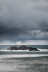 Obraz premium Dramatic winter weather in Bandon Oregon, vertical photo.
