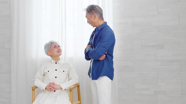 並んで立っている女性と男性　ライフスタイルイメージ	