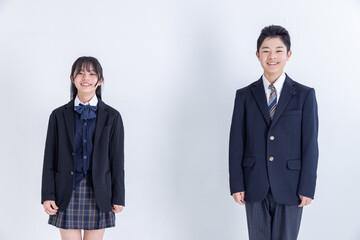 制服を着た笑顔の学生　男女