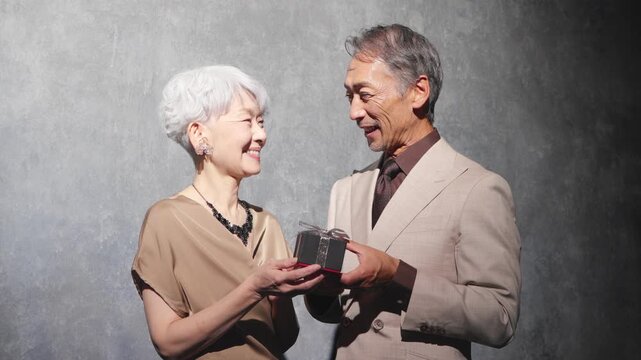 女性に指輪を渡す男性　ライフスタイルイメージ	