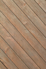 Drewniane deski ułożone po skosie, jasnobrązowa powierzchnia z widocznym usłojeniem, naturalna tekstura tła do projektów. © Henryk Guziak