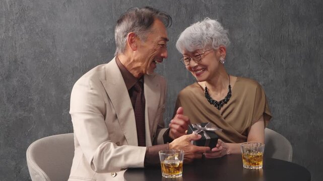 女性に指輪を渡す男性　ライフスタイルイメージ	
