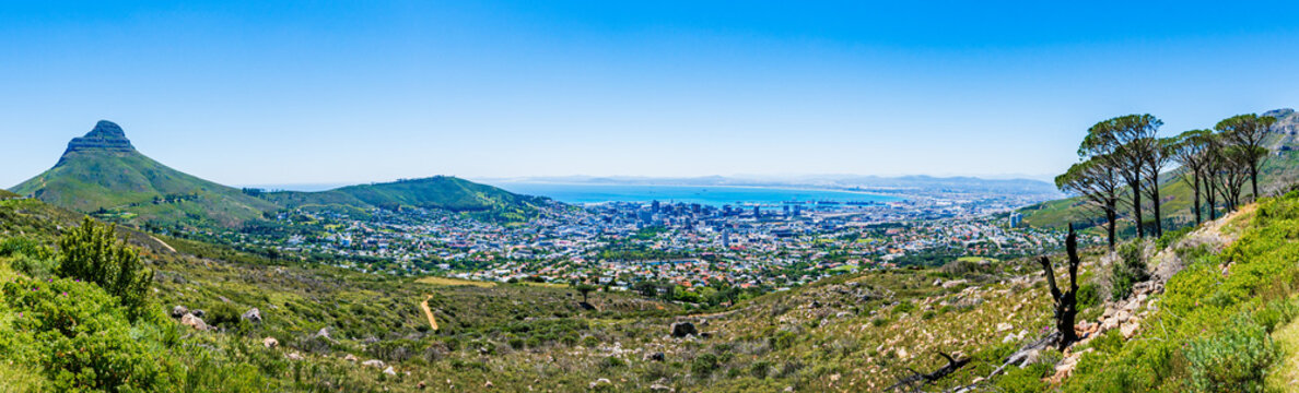 Panoramic view of Cape Town, Lion&rsquo;s Head, and the Atlantic Ocean from the summit of Table Mountain, South Africa.