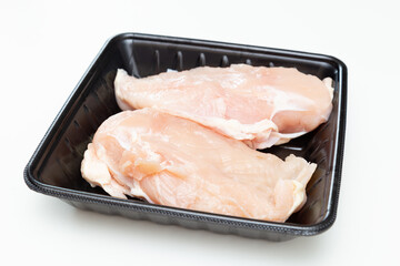 トレーに入った鶏胸肉