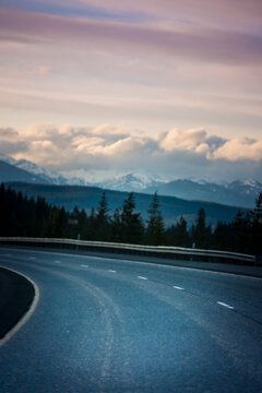 Interstate 90, Mountain highway, Cle Elum, a bend in the road, view of the mountain range with snowcapped peaks.