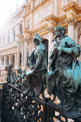 Obraz premium Statues at a historic location in Venice engage visitors during daylight hours