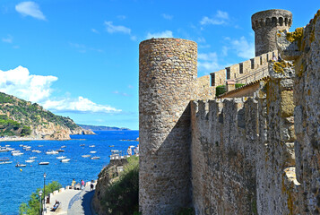 Das  Meer und Turm, Altstadt von  Tossa de Mar, Costa Brava, Spanien  © zawrat