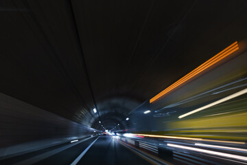 トンネルの中を光が流れる