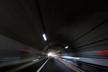 トンネルの中を光が流れる