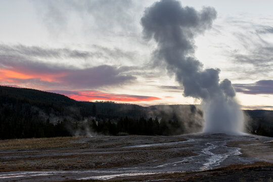 USA, Yellowstone Park, Wyoming, Old Faithful Geyser erupting