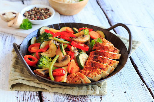 H&auml;hnchenpfanne mit Gem&uuml;se und reis