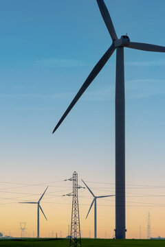 Infrastructures &eacute;nerg&eacute;tique - Eoliennes , pylones et lignes &eacute;lectriques haute tension dans un paysage agricole