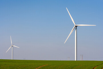 Infrastructures &eacute;nerg&eacute;tique - Eoliennes , pylones et lignes &eacute;lectriques haute tension dans un paysage agricole