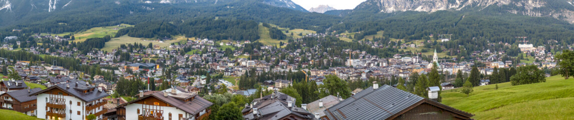 Fototapeta premium Centro abitato di Cortina d'Ampezzo