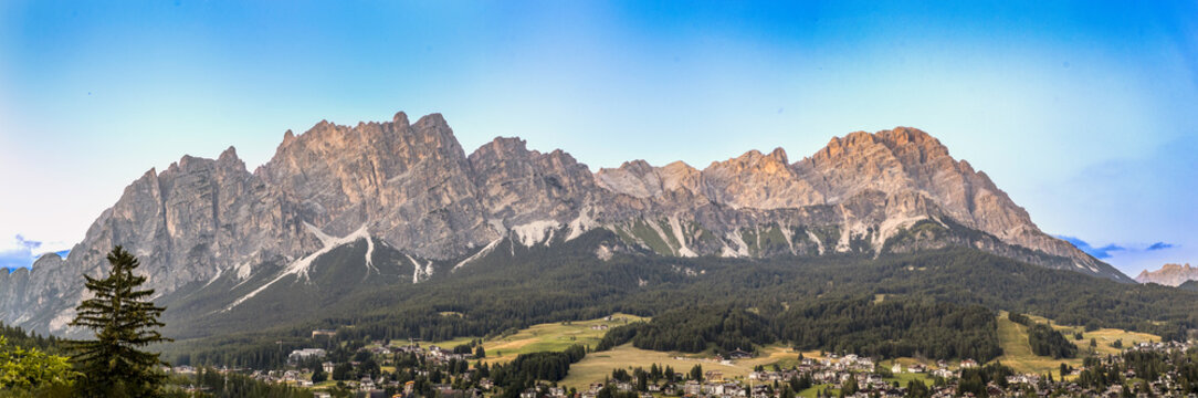 Profilo di montagne che contornano Cortina d'Ampezzo