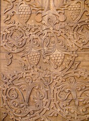 Obraz premium Wood carving. Grapevine leaves, bunches of grapes, and ornaments.