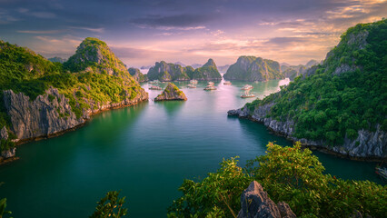 Obraz premium Tropical Limestone Karst Mountains and Wooden Boats in Emerald Water at Sunset