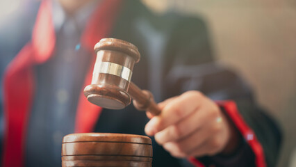Judge hitting the gavel to finalize a decision © sebra