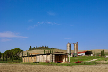 Naklejka premium Autumn Farm with Hay Storage and Silos near Pienza, Tuscany, Italy