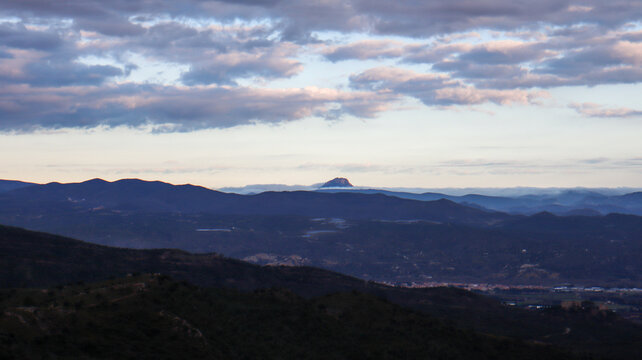 Au loin le pic de Bugarach &eacute;mergeant de la mer de nuages en hiver