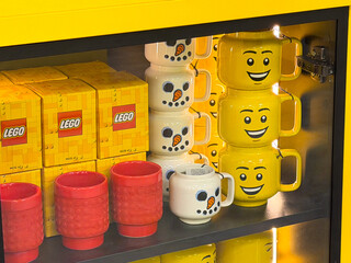 Naklejka premium Lego and snowman novelty mugs display