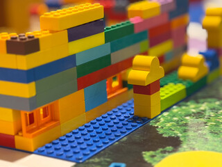 Naklejka premium Colorful lego brick wall on blue baseplate