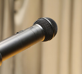 ステージマイクのクローズアップ（講演・スピーチ・音声収録イメージ）