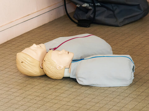 Mannequins de formation &agrave; la r&eacute;animation cardio-pulmonaire (RCP) au sol &ndash; mat&eacute;riel p&eacute;dagogique de secourisme pour apprentissage des gestes de premiers secours