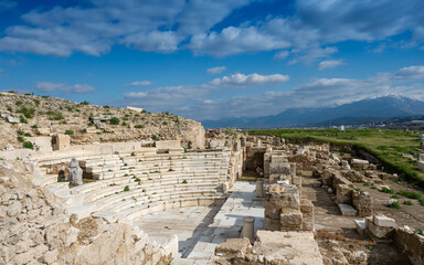 Fototapeta premium Ruins of Laodikeia Antik Kenti in Denizli, Turkey, featuring ancient architecture, stone structures, and scenic historical landscape in the Aegean region.