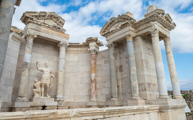 Fototapeta premium Ruins of Laodikeia Antik Kenti in Denizli, Turkey, featuring ancient architecture, stone structures, and scenic historical landscape in the Aegean region.