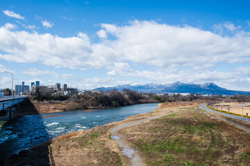 前橋市中央大橋から利根川と冬の榛名山を望む © Miyuki Motomura