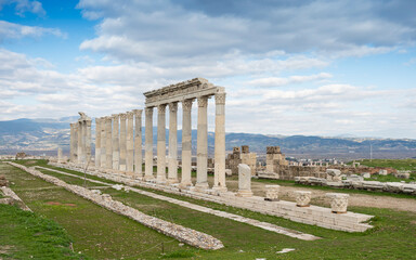Fototapeta premium Ruins of Laodikeia Antik Kenti in Denizli, Turkey, featuring ancient architecture, stone structures, and scenic historical landscape in the Aegean region.
