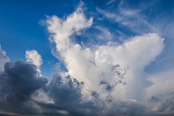Obraz premium Blue sky with cumulus, storm and cirrus clouds before sunset