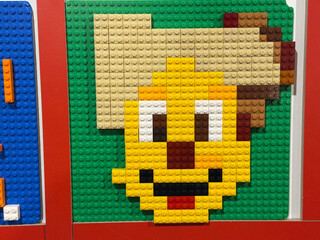 Naklejka premium Lego pixel-art smiling face mosaic