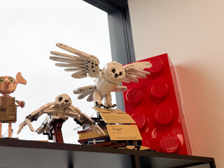 Naklejka premium Lego snowy owl model on shelf with red brick decor