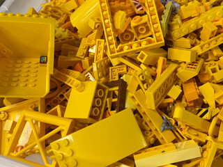 Naklejka premium Yellow building bricks pile