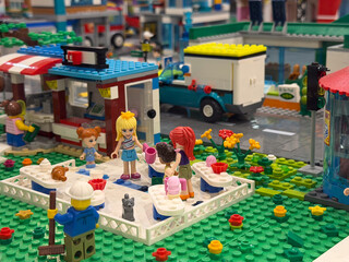 Naklejka premium Lego friends kids playing in sandbox scene