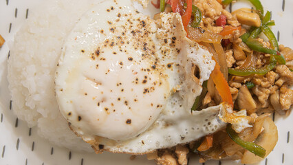 タイの人気料理ガパオライス。鶏肉のバジル炒めと目玉焼きを添えたワンプレートランチの俯瞰写真